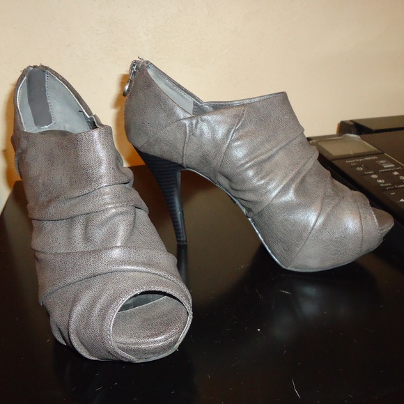 Vera Wang Shoes - Simply Vera Wang Peep Toe Gray Booties